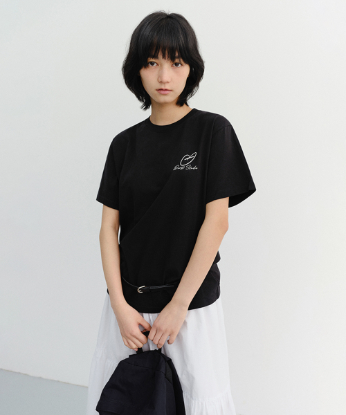 DUNST(ダンスト)の「UNISEX HEART D LOGO T-SHIRT_UDTS6B140_BLACK(Tシャツ/カットソー・レディース・ブラック・LARGE/MEDIUM/SMALL/X-LARGE/XX-LARGE)」の1枚目の写真