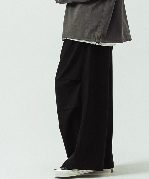 SLICK（スリック）の「【SLICK/スリック】T/R Double Cloth Wide Knee Tuck Over Pants/T/R ダブルクロス ワイドニータックオーバーパンツ（その他パンツ・メンズ・ブラック/ブラウン/スミクロ・1/2/3）」の2枚目の写真