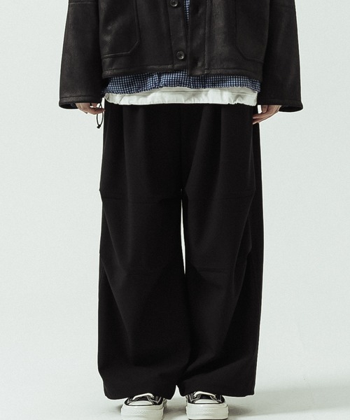 SLICK（スリック）の「【SLICK/スリック】T/R Double Cloth Wide Knee Tuck Over Pants/T/R ダブルクロス ワイドニータックオーバーパンツ（その他パンツ・メンズ・ブラック/ブラウン/スミクロ・1/2/3）」の4枚目の写真