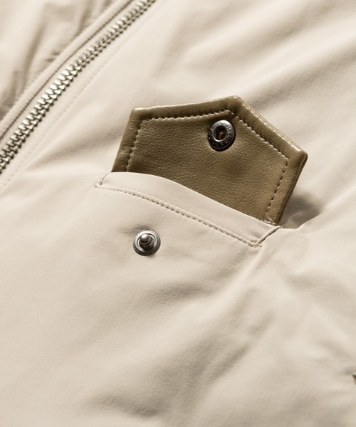 glamb(グラム)の「Round Hem Bomber Jacket / ラウンドヘムボマージャケット(ミリタリージャケット・メンズ・アイボリー/ブラック・S/M/L)」の21枚目の写真