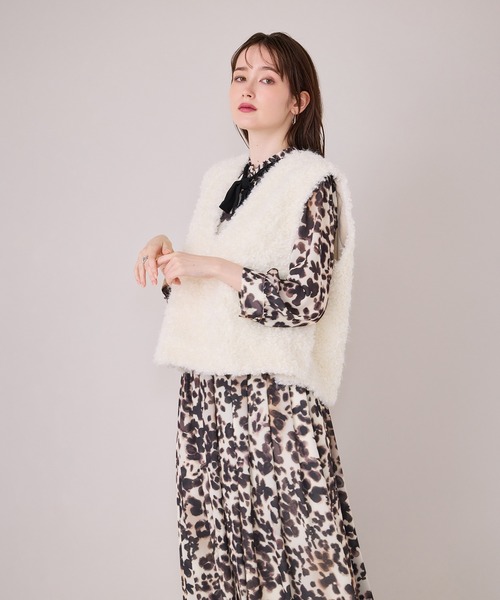 Audie a Muses(オーディアミューズ)の「Vネックファーベスト(ベスト・レディース・オフホワイト/グレー・38/42)」の4枚目の写真