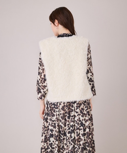 Audie a Muses(オーディアミューズ)の「Vネックファーベスト(ベスト・レディース・オフホワイト/グレー・38/42)」の5枚目の写真