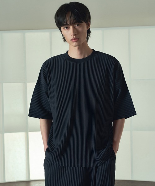 TNGT(ティーエヌジーティー)の「TNGT(ティーエヌジーティー)Yoyogi プリーツクルーネックTシャツ(Tシャツ/カットソー・メンズ・ネイビー/ブラウン/ブラック・L/M)」の3枚目の写真