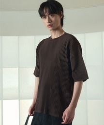 TNGT（ティーエヌジーティー）の「TNGT(ティーエヌジーティー)Yoyogi プリーツクルーネックTシャツ（Tシャツ/カットソー）」