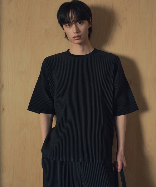 TNGT(ティーエヌジーティー)の「TNGT(ティーエヌジーティー)Yoyogi プリーツクルーネックTシャツ(Tシャツ/カットソー・メンズ・ネイビー/ブラウン/ブラック・L/M)」の2枚目の写真