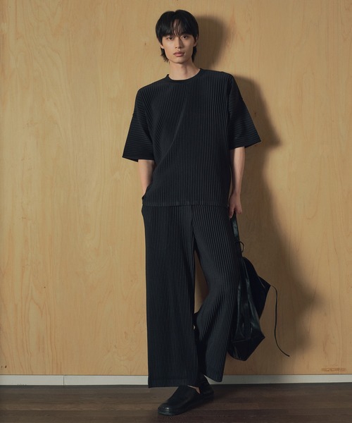 TNGT(ティーエヌジーティー)の「TNGT(ティーエヌジーティー)Yoyogi プリーツクルーネックTシャツ(Tシャツ/カットソー・メンズ・ネイビー/ブラウン/ブラック・L/M)」の4枚目の写真