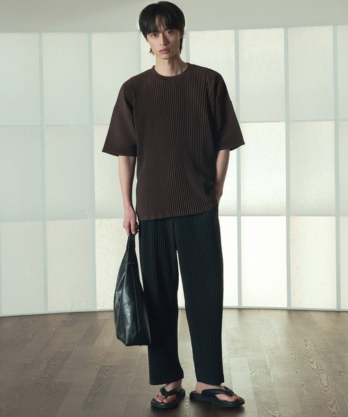 TNGT(ティーエヌジーティー)の「TNGT(ティーエヌジーティー)Yoyogi プリーツクルーネックTシャツ(Tシャツ/カットソー・メンズ・ネイビー/ブラウン/ブラック・L/M)」の6枚目の写真