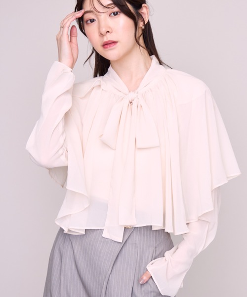 MISCH MASCH(ミッシュマッシュ)の「2026秋冬新作 リボンケープ付きブラウス(シャツ/ブラウス・レディース・アイボリー/ブラウン/ベージュ・フリ-)」の2枚目の写真