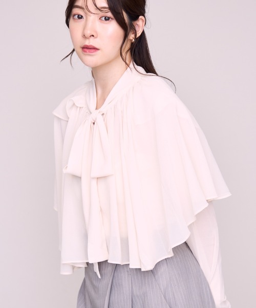MISCH MASCH(ミッシュマッシュ)の「2026秋冬新作 リボンケープ付きブラウス(シャツ/ブラウス・レディース・アイボリー/ブラウン/ベージュ・フリ-)」の6枚目の写真