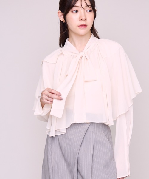 MISCH MASCH(ミッシュマッシュ)の「2026秋冬新作 リボンケープ付きブラウス(シャツ/ブラウス・レディース・アイボリー/ブラウン/ベージュ・フリ-)」の7枚目の写真