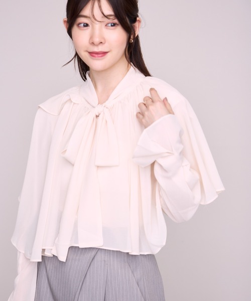MISCH MASCH(ミッシュマッシュ)の「2026秋冬新作 リボンケープ付きブラウス(シャツ/ブラウス・レディース・アイボリー/ブラウン/ベージュ・フリ-)」の9枚目の写真