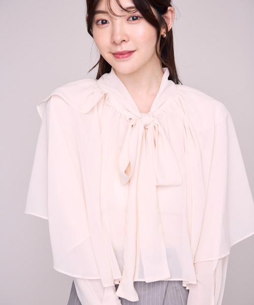MISCH MASCH(ミッシュマッシュ)の「2026秋冬新作 リボンケープ付きブラウス(シャツ/ブラウス・レディース・アイボリー/ブラウン/ベージュ・フリ-)」の10枚目の写真