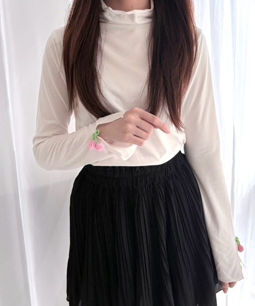 merrylatte(メリーラテ)の「フリルハイネック メロウ 長袖カットソー さくらんぼモチーフ トップス(Tシャツ/カットソー・レディース・ホワイト・FREE)」の2枚目の写真
