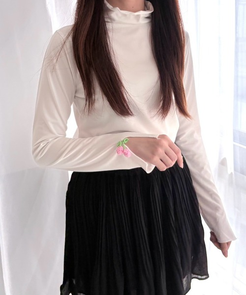 merrylatte(メリーラテ)の「フリルハイネック メロウ 長袖カットソー さくらんぼモチーフ トップス(Tシャツ/カットソー・レディース・ホワイト・FREE)」の3枚目の写真