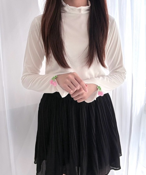 merrylatte(メリーラテ)の「フリルハイネック メロウ 長袖カットソー さくらんぼモチーフ トップス(Tシャツ/カットソー・レディース・ホワイト・FREE)」の4枚目の写真