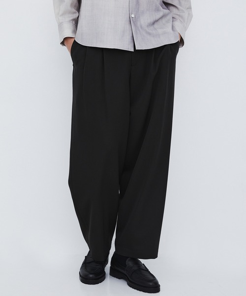 UNITED TOKYO(ユナイテッドトウキョウ)の「【新作】超撥水 WOOL GABARDINE 2タックバレルパンツ |撥水/防汚/防臭/吸湿性/ムレ防止(スラックス・メンズ・ブラック/ダークグレー/ライトブルーグレー・2/1/3)」の1枚目の写真