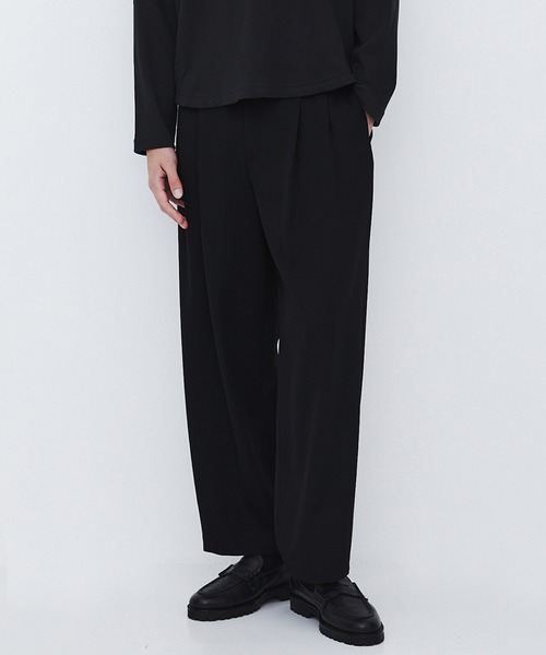 UNITED TOKYO(ユナイテッドトウキョウ)の「【新作】超撥水 WOOL GABARDINE 2タックバレルパンツ |撥水/防汚/防臭/吸湿性/ムレ防止(スラックス・メンズ・ブラック/ダークグレー/ライトブルーグレー・2/1/3)」の2枚目の写真