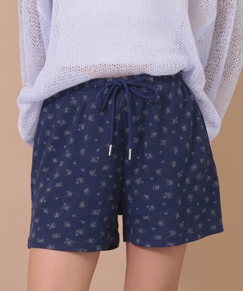 anap mimpi(アナップミンピ)の「花柄ワッフルイージーショートパンツ(その他パンツ・レディース・ネイビー/グレー・F)」の2枚目の写真
