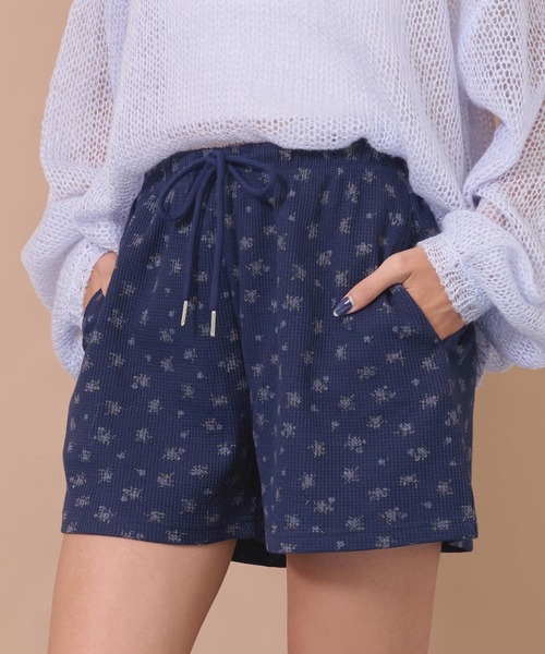 anap mimpi(アナップミンピ)の「花柄ワッフルイージーショートパンツ(その他パンツ・レディース・ネイビー/グレー・F)」の4枚目の写真