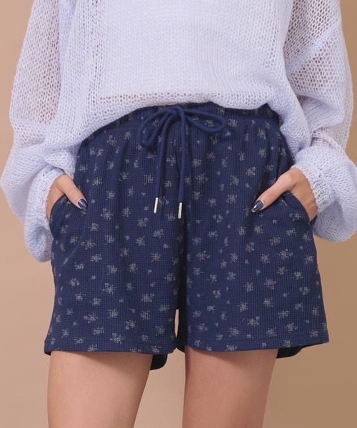 anap mimpi(アナップミンピ)の「花柄ワッフルイージーショートパンツ(その他パンツ・レディース・ネイビー/グレー・F)」の5枚目の写真