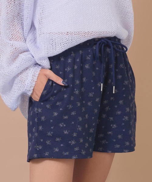 anap mimpi(アナップミンピ)の「花柄ワッフルイージーショートパンツ(その他パンツ・レディース・ネイビー/グレー・F)」の6枚目の写真