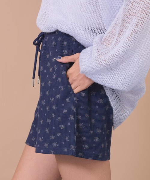 anap mimpi(アナップミンピ)の「花柄ワッフルイージーショートパンツ(その他パンツ・レディース・ネイビー/グレー・F)」の7枚目の写真