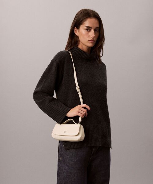 Calvin Klein(カルバン・クライン)の「クロスボディバッグ - トップハンドルクロスボディバッグ(ショルダーバッグ・レディース・ブラック/アイボリー/ピンク系その他・FREE)」の4枚目の写真
