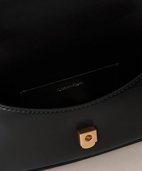 Calvin Klein(カルバン・クライン)の「クロスボディバッグ - トップハンドルクロスボディバッグ(ショルダーバッグ・レディース・ブラック/アイボリー/ピンク系その他・FREE)」の8枚目の写真