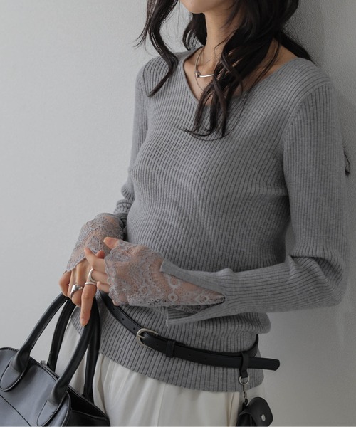 AMELY(エミリー)の「袖口レースリブトップス/インナー/レイヤード(ニット/セーター・レディース・ブラック/モカ/グレー/ホワイト・フリー)」の1枚目の写真