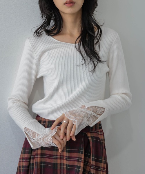 AMELY(エミリー)の「袖口レースリブトップス/インナー/レイヤード(ニット/セーター・レディース・ブラック/モカ/グレー/ホワイト・フリー)」の2枚目の写真