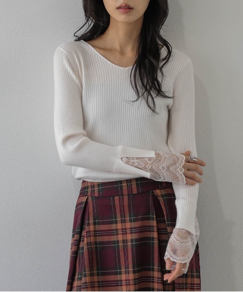 AMELY(エミリー)の「袖口レースリブトップス/インナー/レイヤード(ニット/セーター・レディース・ブラック/モカ/グレー/ホワイト・フリー)」の5枚目の写真