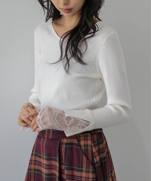 AMELY(エミリー)の「袖口レースリブトップス/インナー/レイヤード(ニット/セーター・レディース・ブラック/モカ/グレー/ホワイト・フリー)」の7枚目の写真