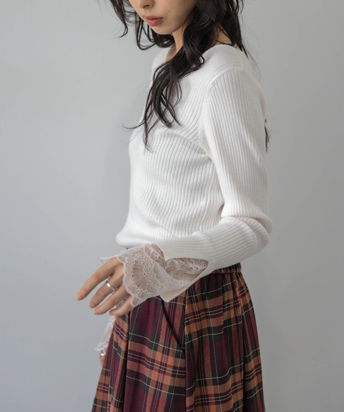 AMELY(エミリー)の「袖口レースリブトップス/インナー/レイヤード(ニット/セーター・レディース・ブラック/モカ/グレー/ホワイト・フリー)」の9枚目の写真