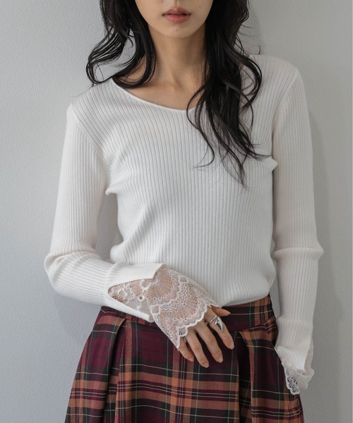AMELY(エミリー)の「袖口レースリブトップス/インナー/レイヤード(ニット/セーター・レディース・ブラック/モカ/グレー/ホワイト・フリー)」の11枚目の写真