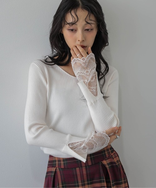 AMELY(エミリー)の「袖口レースリブトップス/インナー/レイヤード(ニット/セーター・レディース・ブラック/モカ/グレー/ホワイト・フリー)」の12枚目の写真