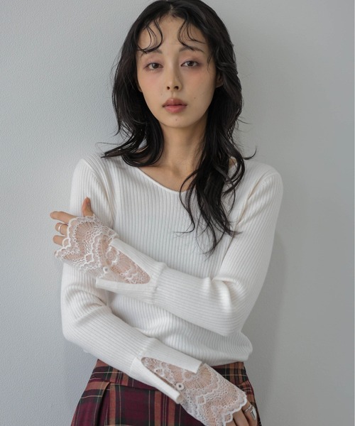 AMELY(エミリー)の「袖口レースリブトップス/インナー/レイヤード(ニット/セーター・レディース・ブラック/モカ/グレー/ホワイト・フリー)」の13枚目の写真