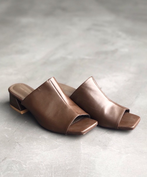 Aunt Marie's（アントマリーズ）の「AUNT MARIE'S フェイクレザースクエアサンダル（サンダル・レディース・ブラック/ブラウン/アイボリー・SMALL/MEDIUM/LARGE）」の2枚目の写真