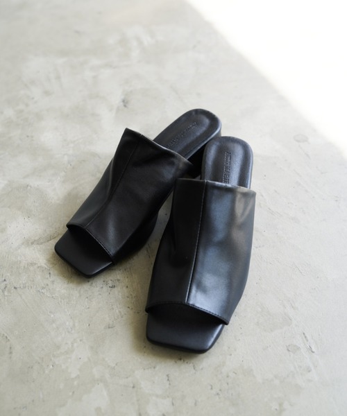 Aunt Marie's（アントマリーズ）の「AUNT MARIE'S フェイクレザースクエアサンダル（サンダル・レディース・ブラック/ブラウン/アイボリー・SMALL/MEDIUM/LARGE）」の4枚目の写真