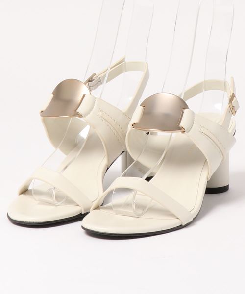 CHARLES & KEITH（チャールズ & キース）の「メタリックアクセント ヒールドサンダル / Metallic Accent Heeled Sandals（サンダル・レディース・ブラック/ブラウン/オフホワイト・22.5cm/23cm/23.5cm/24.5cm/25cm/25.5cm）」の2枚目の写真