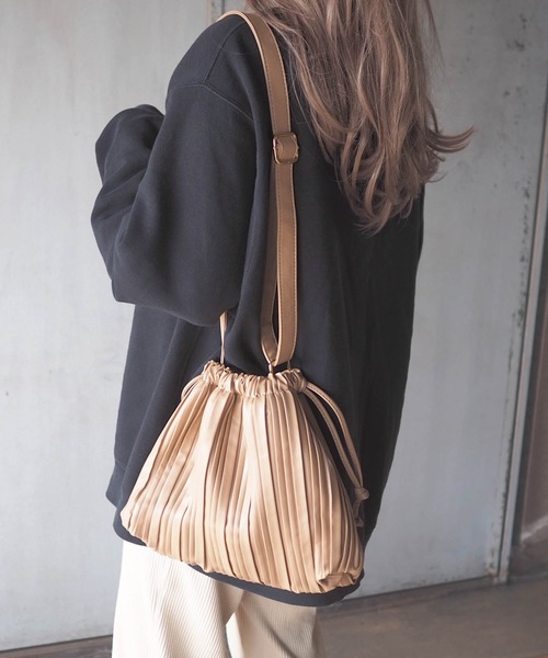 HWG_5(エイチダブルゴー)の「プリーツ巾着バッグ(ショルダーバッグ・レディース・ブラック/ベージュ/アイボリー・FREE)」の3枚目の写真