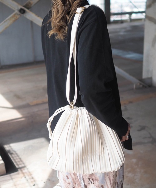 HWG_5(エイチダブルゴー)の「プリーツ巾着バッグ(ショルダーバッグ・レディース・ブラック/ベージュ/アイボリー・FREE)」の1枚目の写真