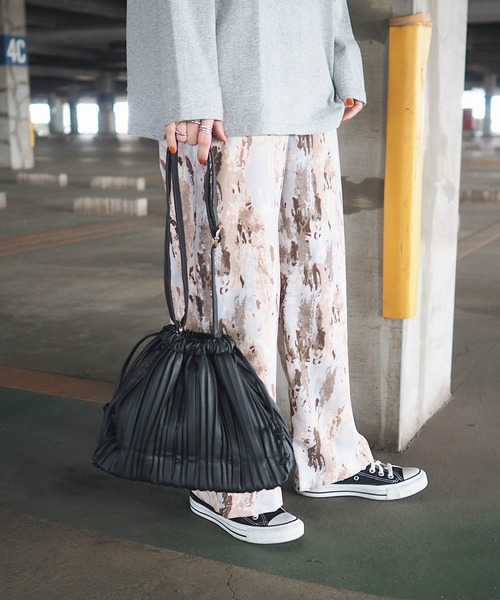 HWG_5(エイチダブルゴー)の「プリーツ巾着バッグ(ショルダーバッグ・レディース・ブラック/ベージュ/アイボリー・FREE)」の2枚目の写真