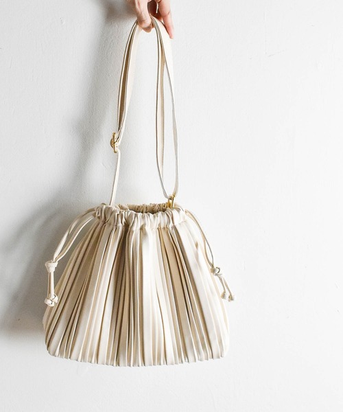 HWG_5(エイチダブルゴー)の「プリーツ巾着バッグ(ショルダーバッグ・レディース・ブラック/ベージュ/アイボリー・FREE)」の5枚目の写真