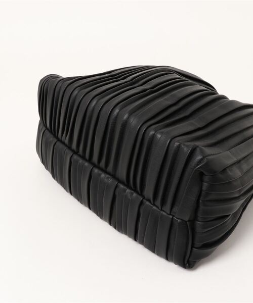 HWG_5(エイチダブルゴー)の「プリーツ巾着バッグ(ショルダーバッグ・レディース・ブラック/ベージュ/アイボリー・FREE)」の4枚目の写真