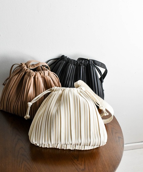 HWG_5(エイチダブルゴー)の「プリーツ巾着バッグ(ショルダーバッグ・レディース・ブラック/ベージュ/アイボリー・FREE)」の7枚目の写真