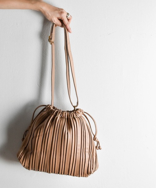 HWG_5(エイチダブルゴー)の「プリーツ巾着バッグ(ショルダーバッグ・レディース・ブラック/ベージュ/アイボリー・FREE)」の8枚目の写真