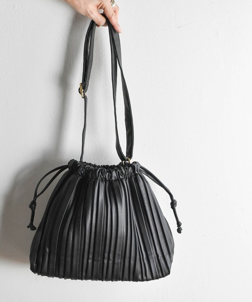 HWG_5(エイチダブルゴー)の「プリーツ巾着バッグ(ショルダーバッグ・レディース・ブラック/ベージュ/アイボリー・FREE)」の9枚目の写真