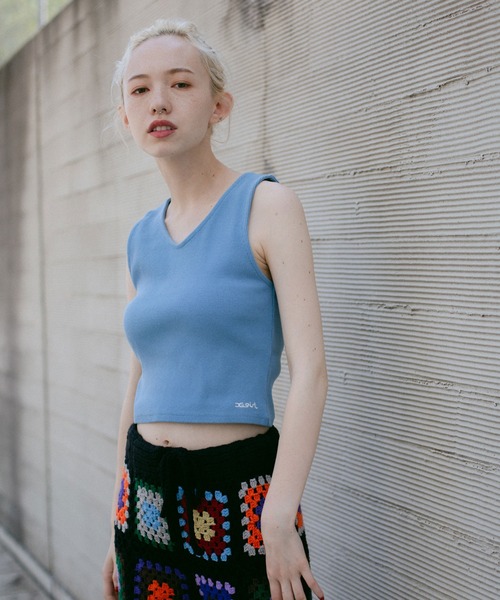 X-girl（エックスガール）の「V-NECK TANK TOP（タンクトップ・レディース・ブラウン/ブラック/ライトブルー/ホワイト・S/M）」の4枚目の写真