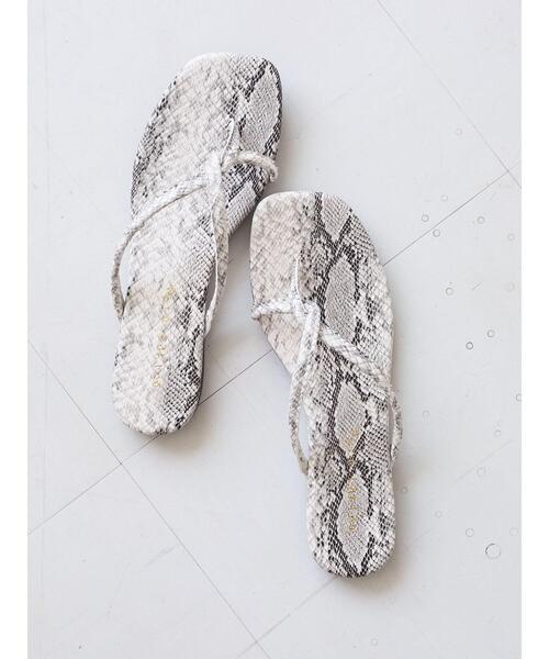 Green　Parks（グリーンパークス）の「【WEB限定サイズあり】・ナローストラップトングサンダル＊（サンダル・レディース・ブラック/アイボリー/パイソン・LL/S/M/L）」の17枚目の写真