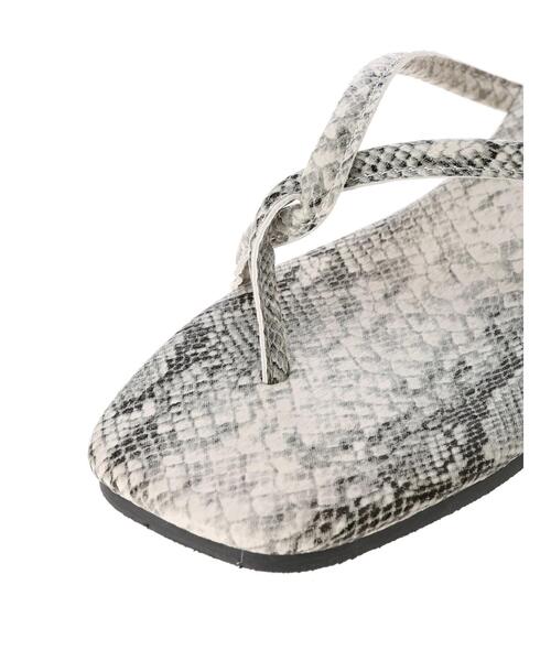 Green　Parks（グリーンパークス）の「【WEB限定サイズあり】・ナローストラップトングサンダル＊（サンダル・レディース・ブラック/アイボリー/パイソン・LL/S/M/L）」の4枚目の写真